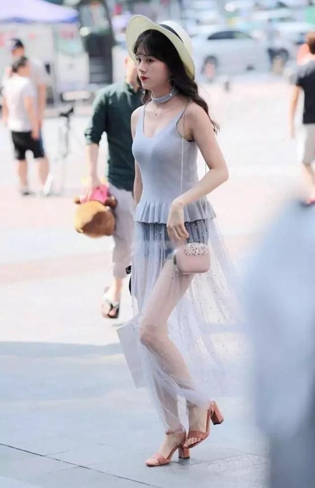 路人街拍，小姐姐穿着一件卡其色小吊带，简约又优雅时尚