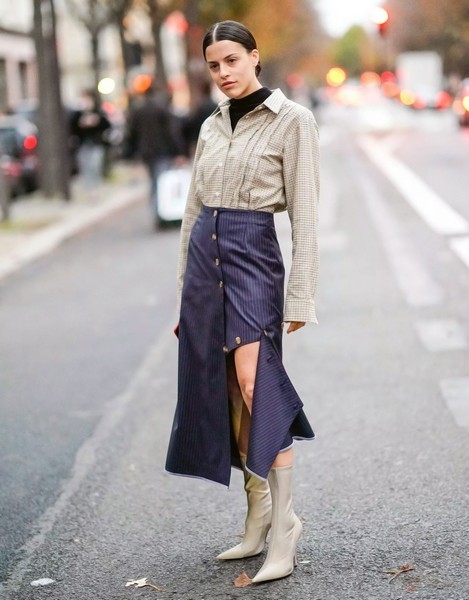 路人街拍，小姐姐穿着黑色的T恤，很是性感动人