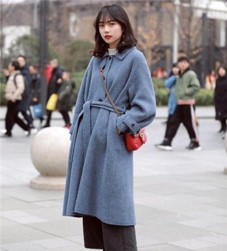 休闲裤:街拍:瑰姿艳逸的小美女,身穿吊带背心配休闲裤,长相清秀又美丽