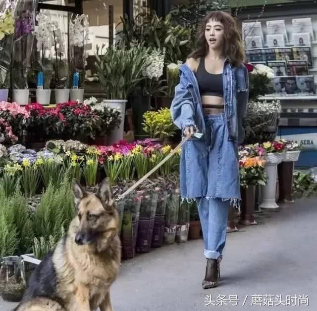 以为蔡依林胸前吸晴是惊艳，想不到背后更是亮点，露内衣是潮流！