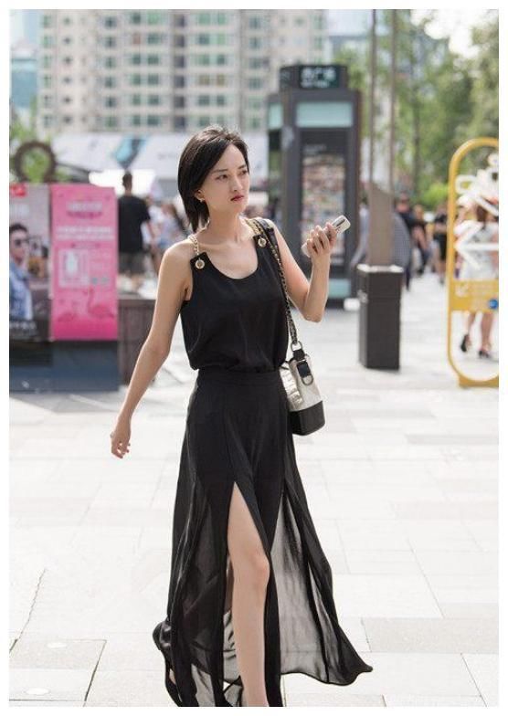 街拍：图5和图6都是千万身家白富美，你更喜欢哪一个