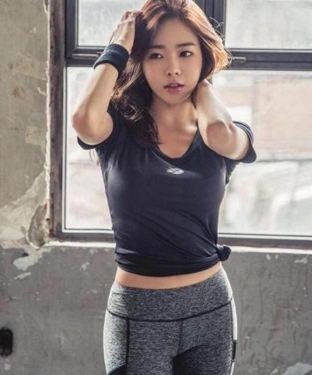 紧身打底裤:身形有致的美女，美丽十足，秀出女神气场!