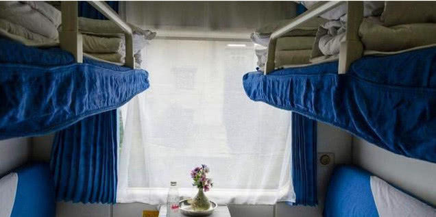  「高铁」为何乘客宁愿坐火车卧铺，也不愿去坐高铁与飞机？原因