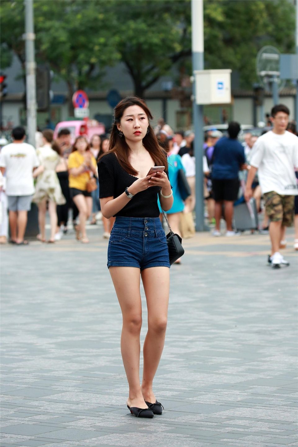 美女左顾右盼的再找谁