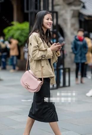  「帽子」路人街拍，小姐姐白色带帽子的衬衫搭配白色短裤，很甜美