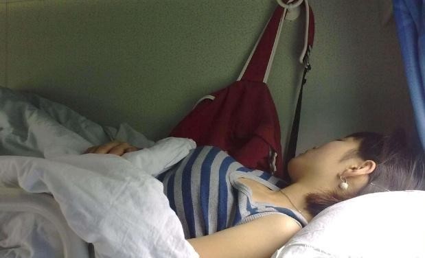 女孩独自乘坐火车卧铺时，谨记这几件事，避免“尴尬”的发生！