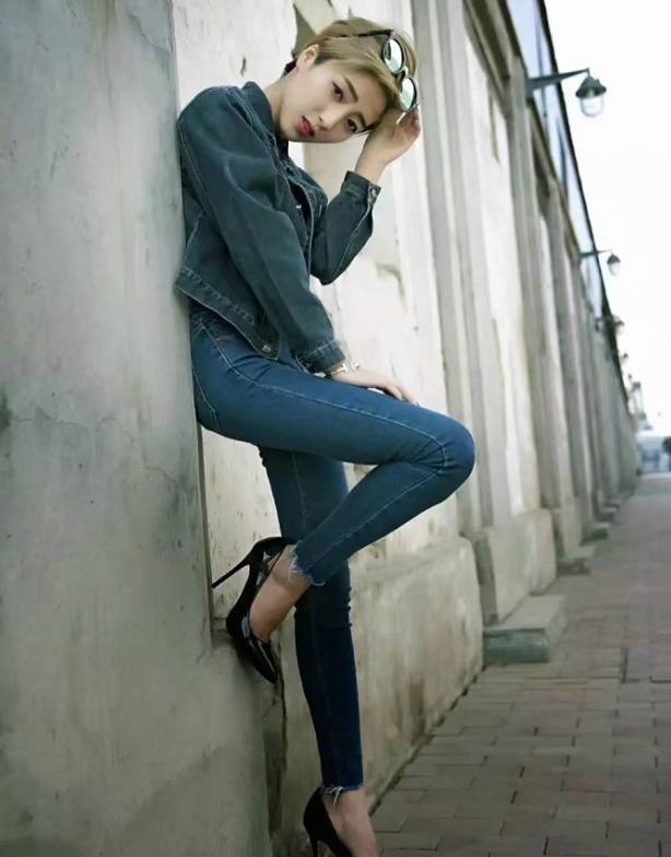 修身的牛仔裤可以勾勒出我紧致的腿部，看起来双腿非常的纤细！