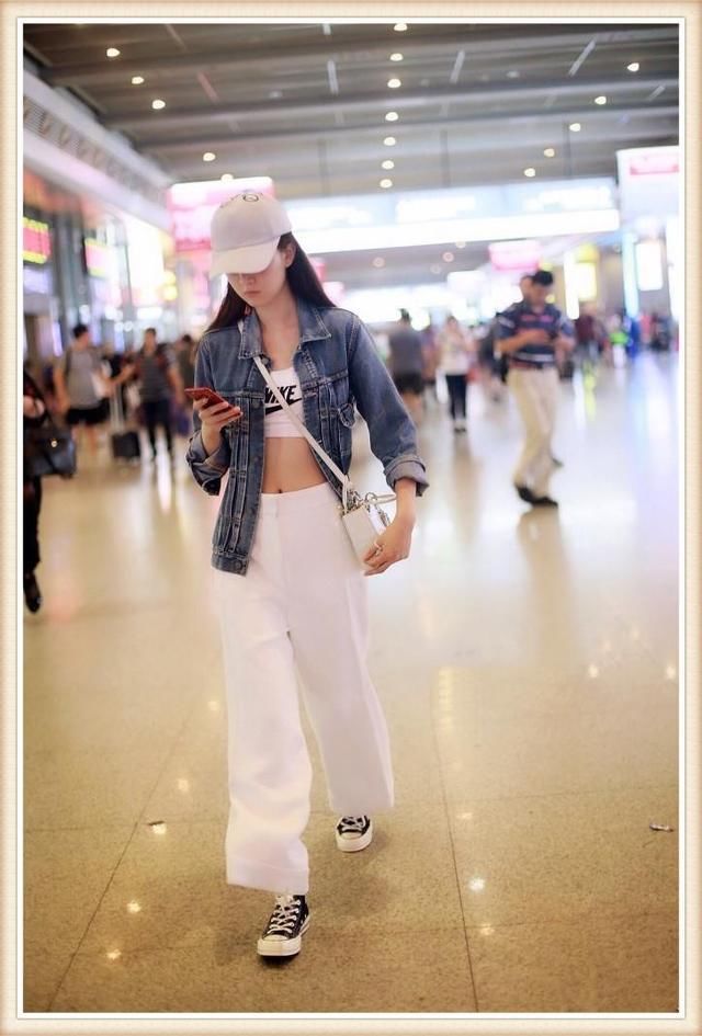 本以为穿小背心的张韶涵腰已经够细了，但看到乔欣，我沉默了！