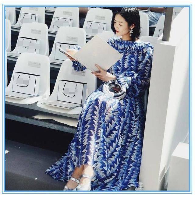 本以为韩雪穿蓝色印花裙已经够美了！但看到刘雯才知道什么叫高级