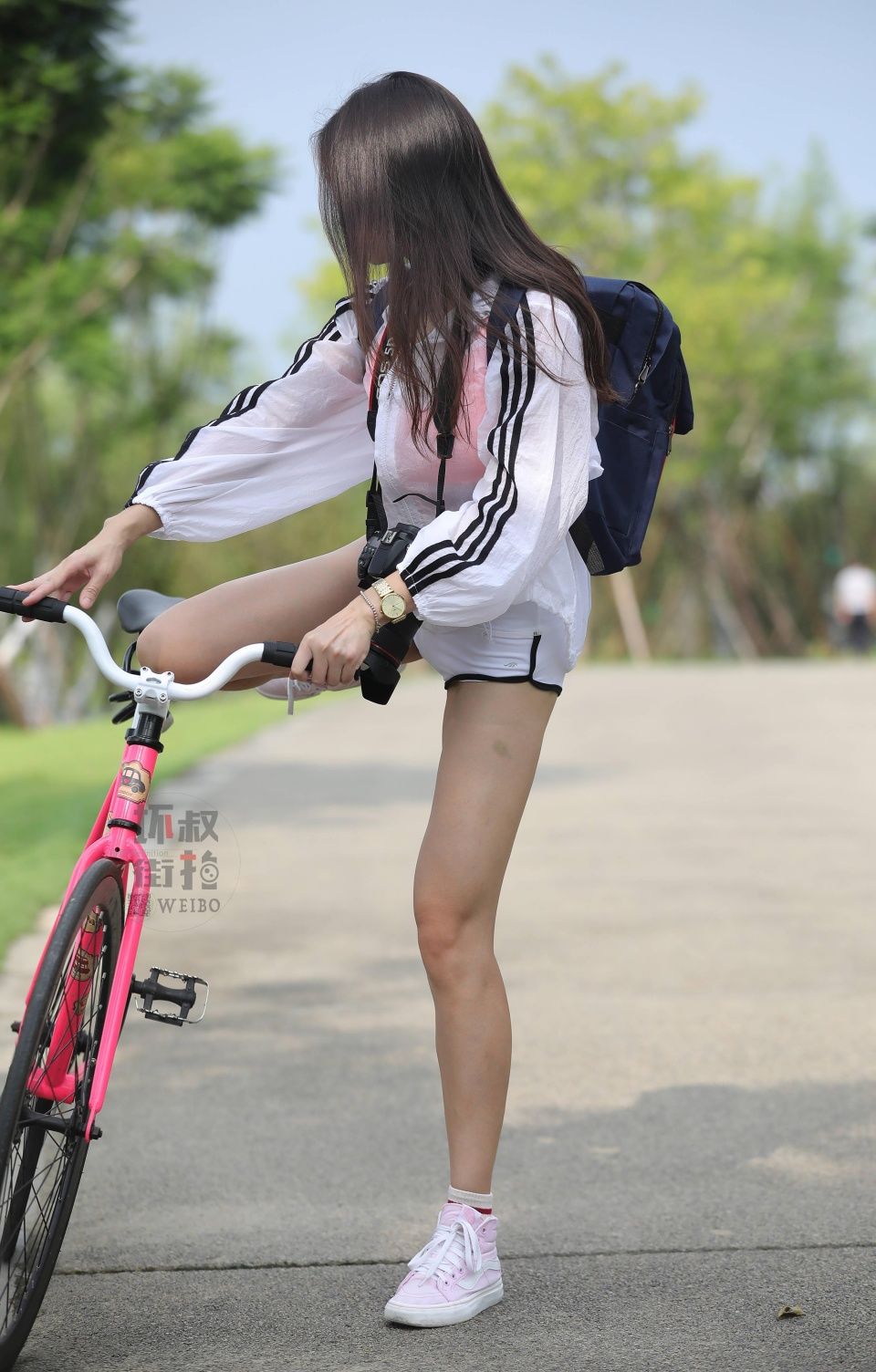 一点点街拍:最美摄影师,大长腿配运动短裤好性感