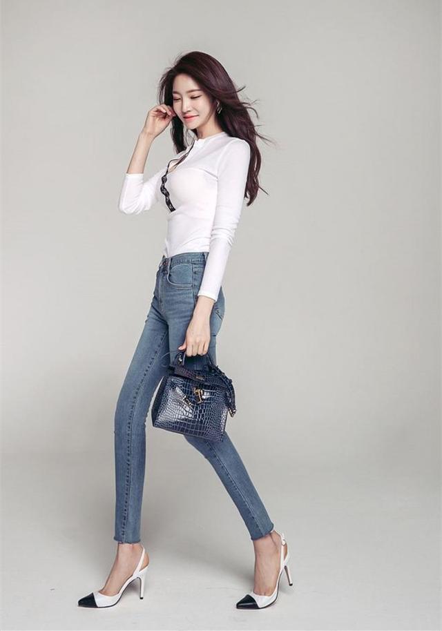 街拍：小姐姐一袭蕾丝连衣裙, 穿出了性感女人味