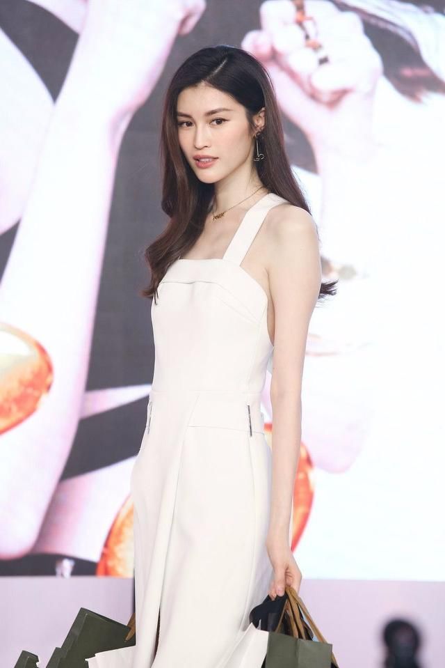 何穗高温穿天鹅绒连体裤，网友：能不能换双鞋子？