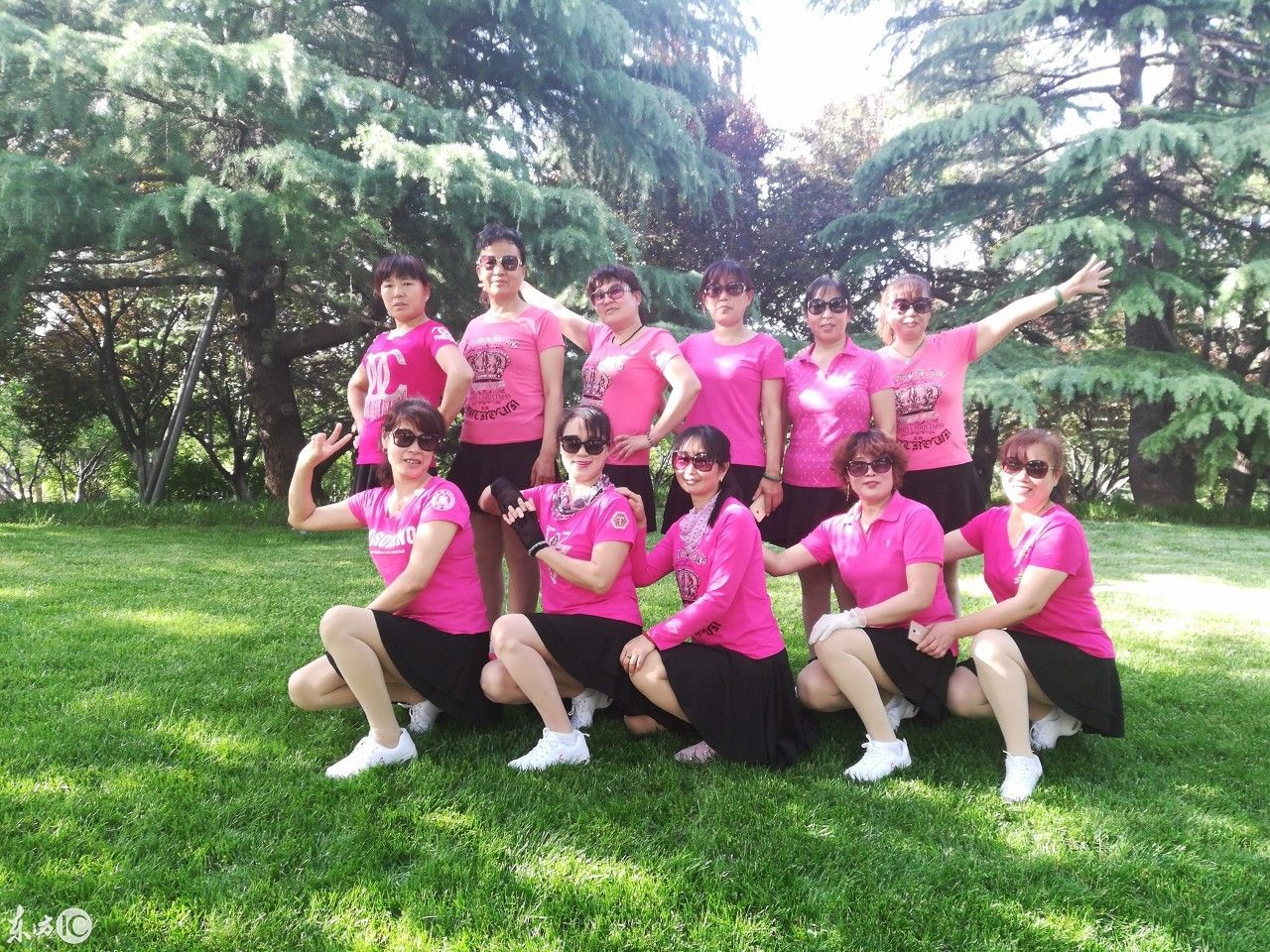 身穿粉红色T恤衫和黑色短裙的大妈们拍出了少女般的既视感!