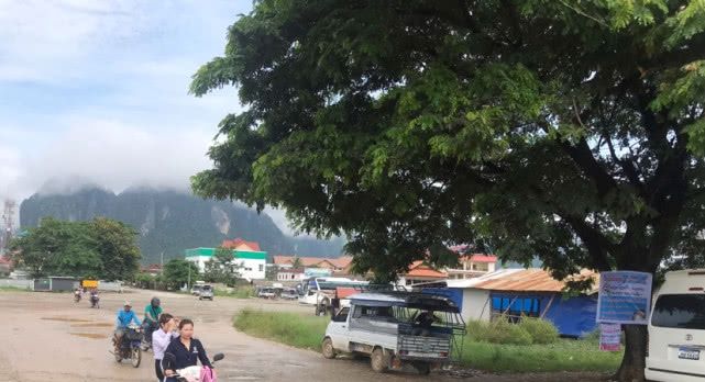 老挝中国旅行团车祸，14人死亡，实拍这里的公路路况到底有多差