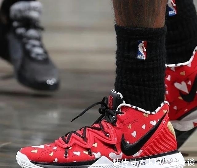 『球员』NBA球员上脚:欧文这赛季穿的球鞋,这些配色很有纪念意义!