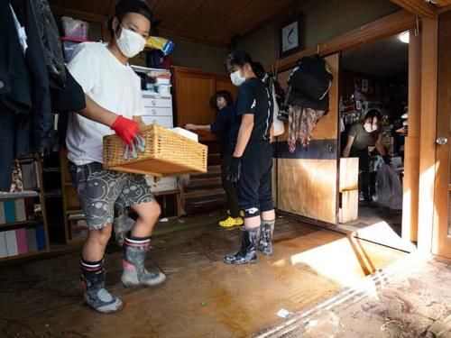  「灾民」超强台风过后日本灾民排队扔垃圾：严格分类，码放整齐