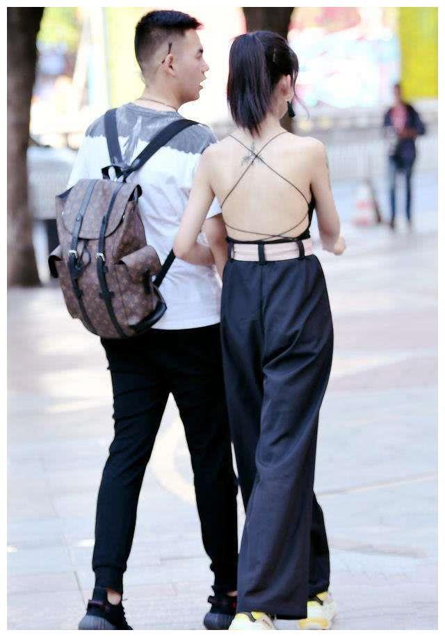 清纯小姐姐紧身牛仔裤秀出大长腿，简单穿搭走在哪都是焦点