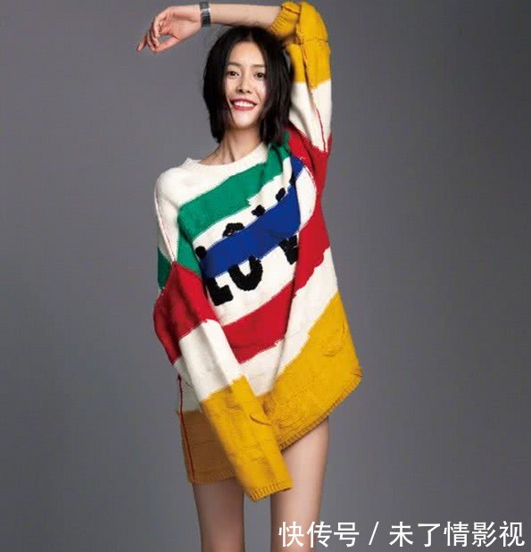 刘雯真不愧是超模，背一个“机器人包包”走机场，简直时髦炸了！