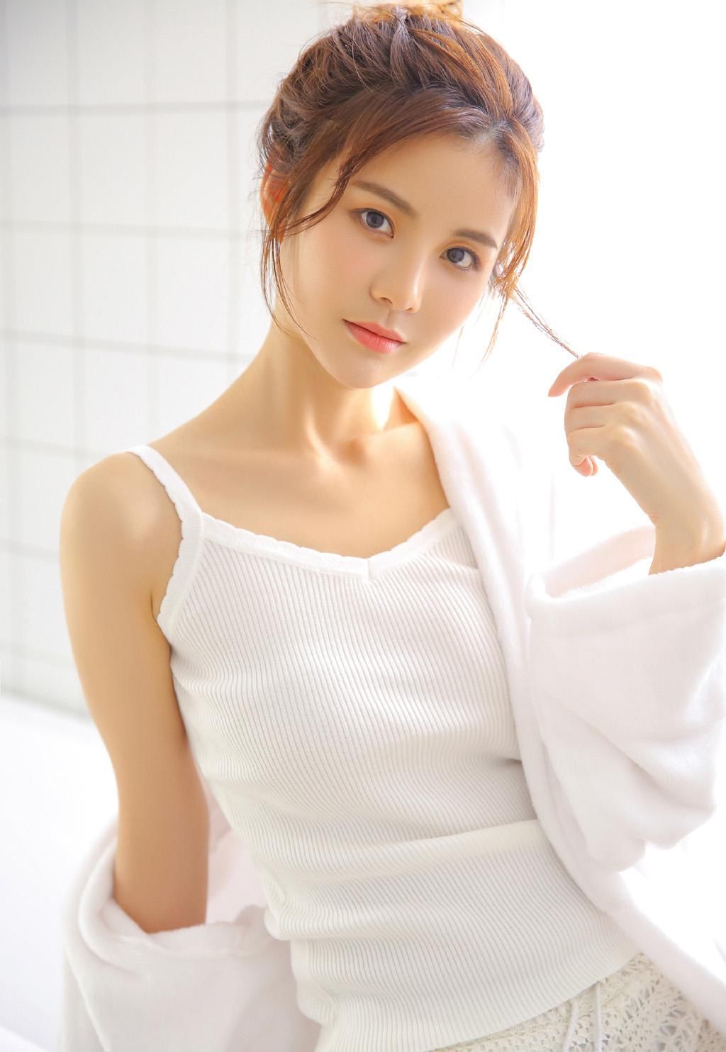 浴室美女吊带浴巾长腿诱惑性感美女图片