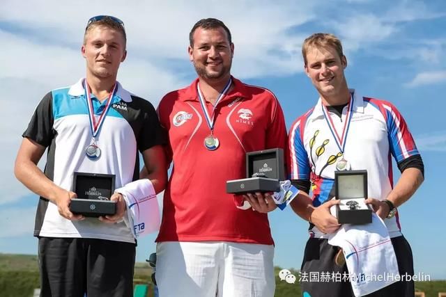 蓝色已经成为腕表的主色调