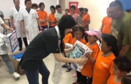 范冰冰为生病儿童现身，别说“偷税漏税”，这波没法黑了吧？