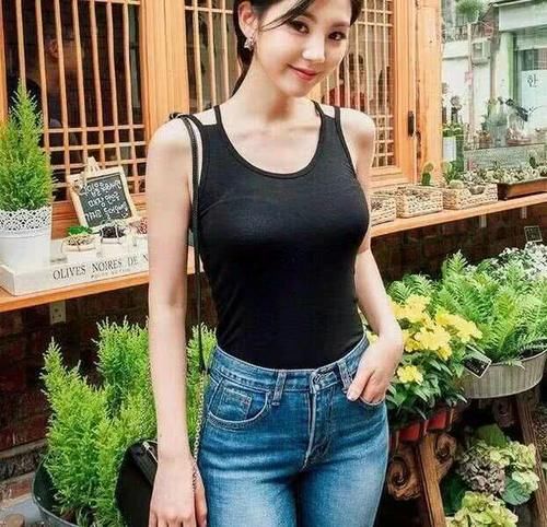 牛仔裤各种身材均可轻松驾驭，时刻都在散发着个性的率真