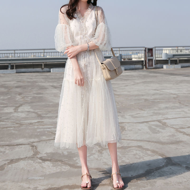 谁说女人太丰满了不美,看女人穿的“大摆裙”,高挑性感有韵味