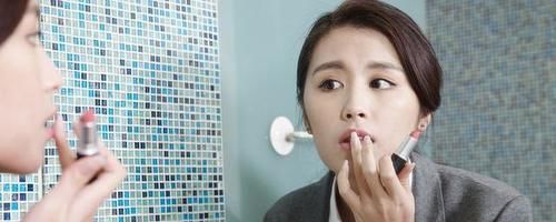  [润唇膏]“女人长期涂润唇膏，有哪些“危害”？很多人不懂，难怪嘴唇干裂”