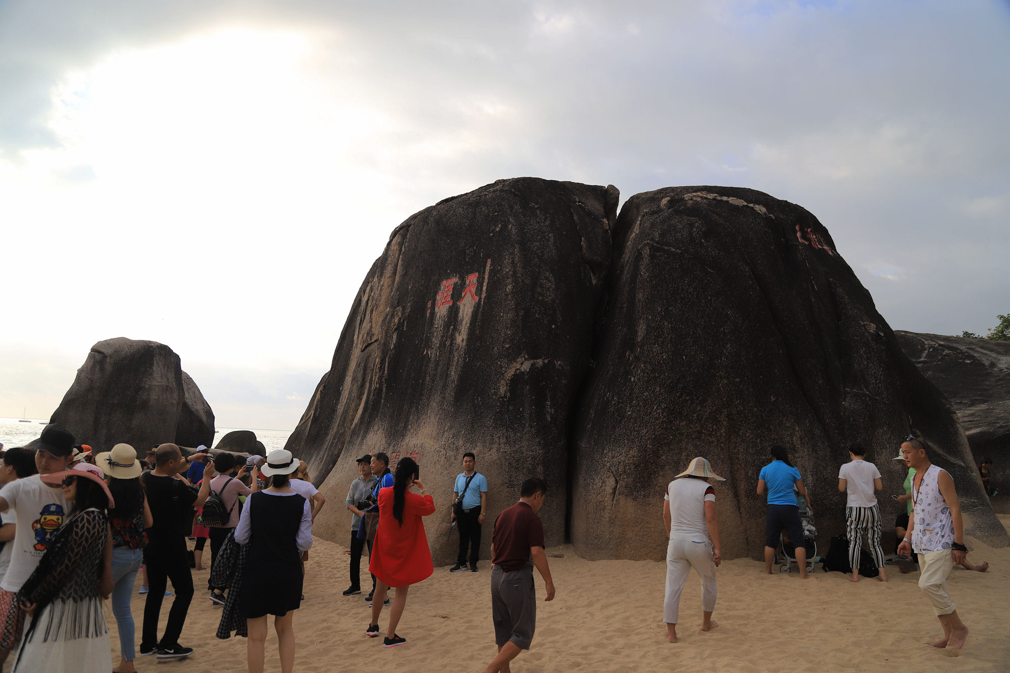 【遇上一座城】请到天涯海角来，一起去看比基尼大长腿的三亚微游