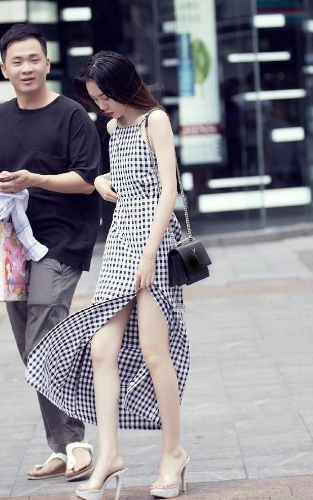 美女将渔网丝袜都穿到肚脐上方了，要是翻到吊带衣外面就更美了！