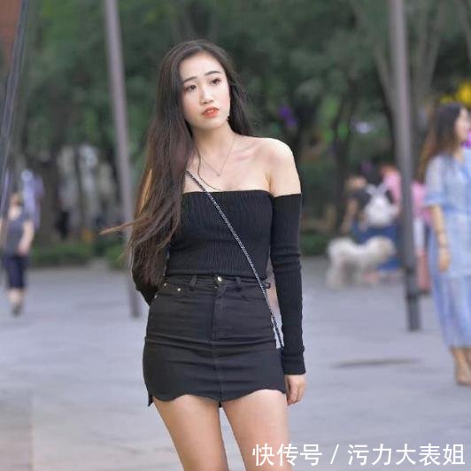 路人街拍，小姐姐长相甜美，配上高跟鞋，气质优雅让人难忘记