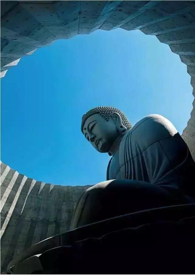 他用三年深埋十几米的大佛，是为了让黑暗中的生命走向光明！