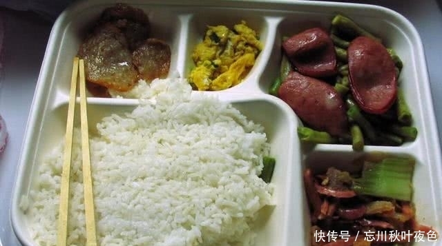 外国游客乘中国高铁,说有两个优点和两个缺点,网友:说的很对