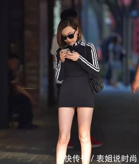 42岁小姐姐夏天最凉快的包臀裙，街头玩手机满脸认真样