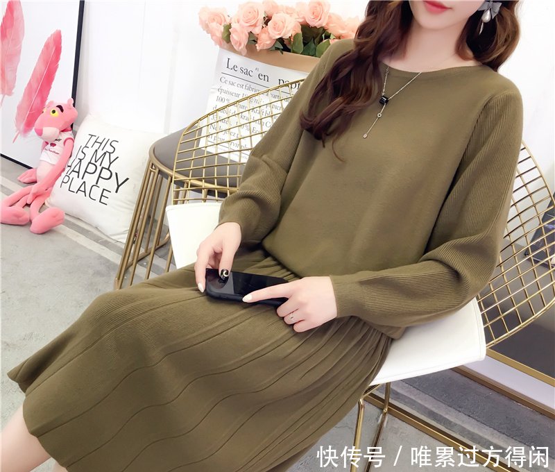 小脚裤赶紧扔了吧！现在早秋流行：针织衣+烟管裤，更显高级美