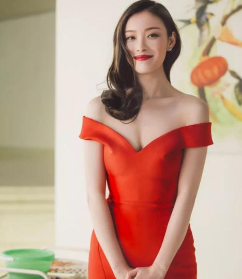 倪妮大尺度“撩人”，不穿内衣惊艳全场，紧身裤勒出“羞耻”形状