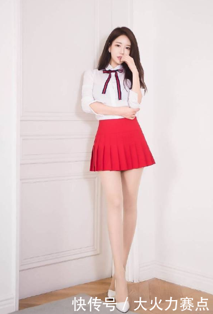  衬衣@白色衬衣搭红色百褶裙，这是学生服还是工作服