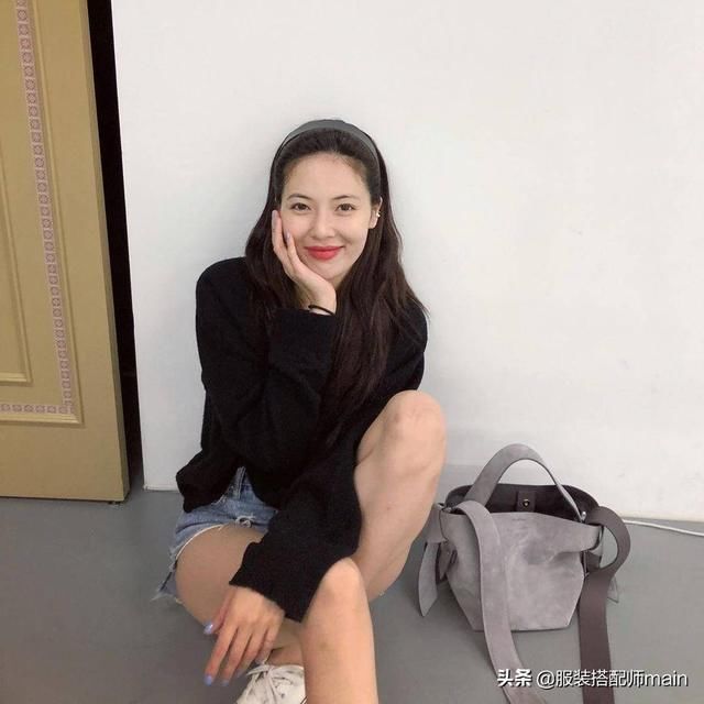  『轻松』不小心又被泫雅风美甲种草了，轻松上手还显白，总有一款你喜欢