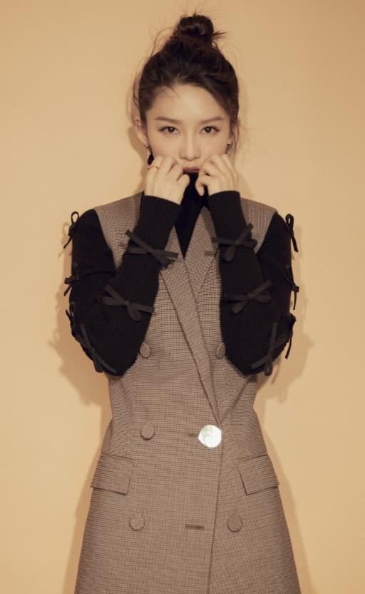 李沁这是闹哪样，拿三个“塑料瓶盖”戴在手上，从哪里抠下来的？