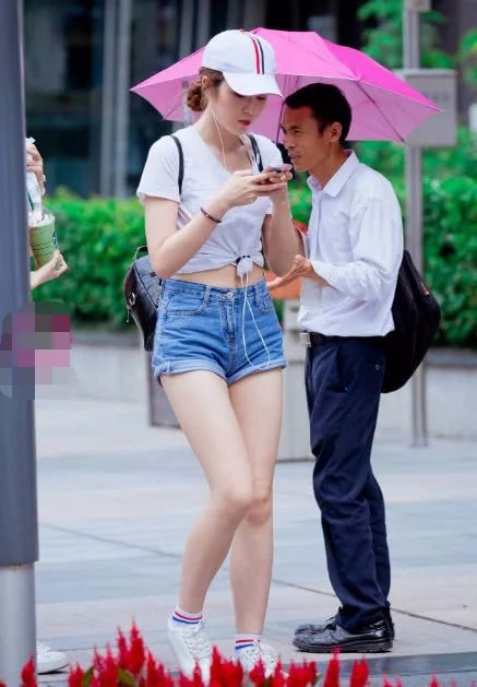 小姐姐超短牛仔裤尽显一双迷人大长腿，紧身的感觉完美的展现了小