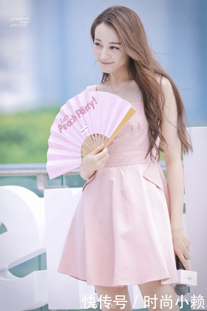 路人街拍，今天水蜜桃女孩儿迪丽热巴，青春有活力