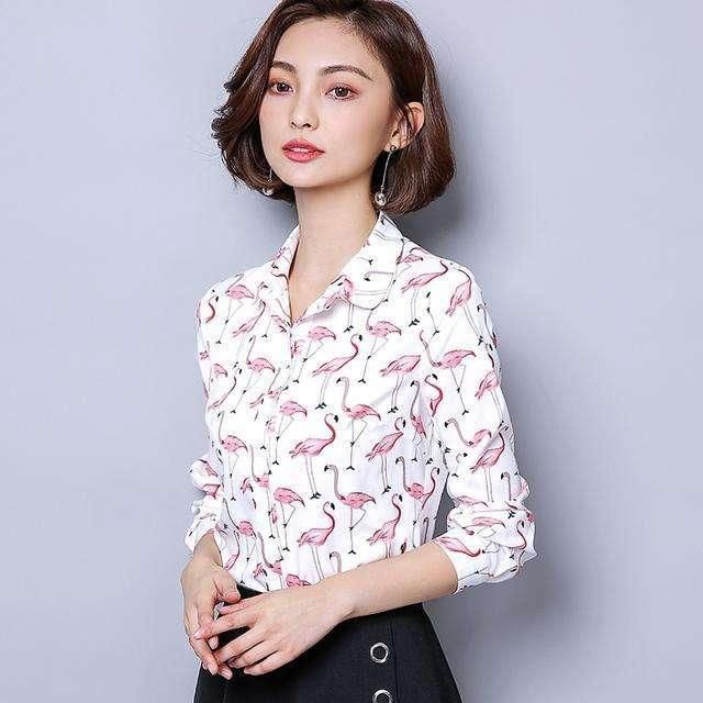 女人别总穿连衣裙, 俗土! 瞧下图女人穿俏秋衫, 一举一动都很美