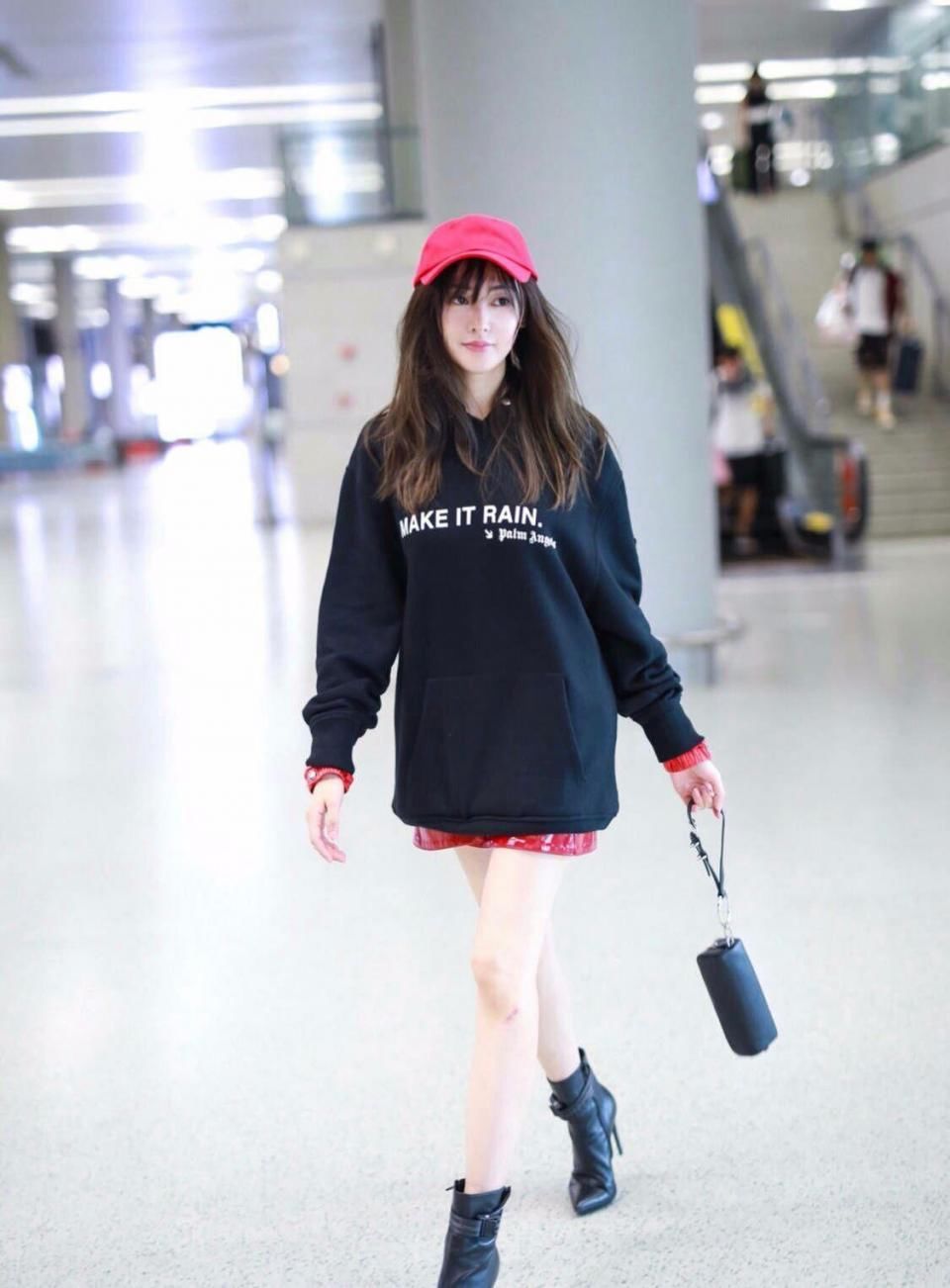 真受不了张天爱如今的风格，剪了齐刘海完全就是“网红”的画风!