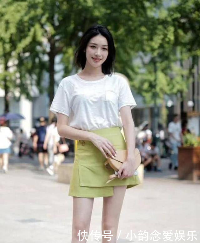 『开心』街拍穿搭:做个悲伤的智者,不如做个开心的傻子!
