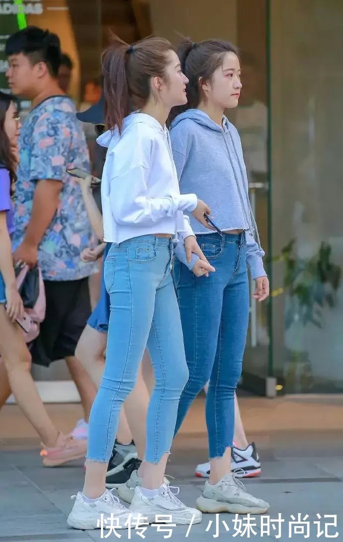  位小姐姐|街拍：简单靓丽的牛仔裤姐妹花, 让人怦然心动