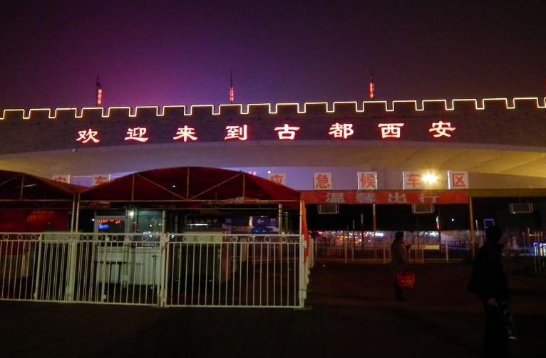 中国名气“最差”的火车站，一出站就有人塞卡片，大妈在广场拉人