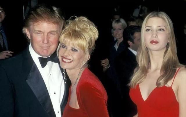  『男友』特朗普71岁原配好潇洒，穿豹纹大衣超霸气，挽着小23岁男友太甜了