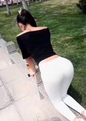 街头的打底裤时尚，宛如一道美景！