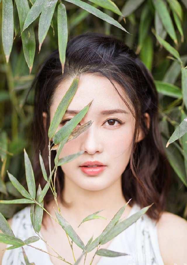 气质出众的李沁，这些穿衣搭配，就是一个行走的衣架!