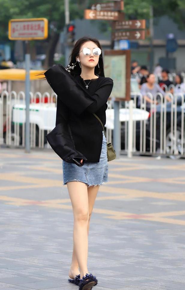 三里屯街拍：八位高冷范的姑娘时尚有型、各具特点，你喜哪一位？